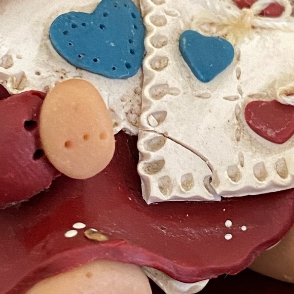 Small Clay Woman in Bonnet Sewing a Quilt - Crafting - Picture 2 of 11